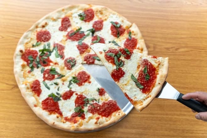 14" Margherita Pie.